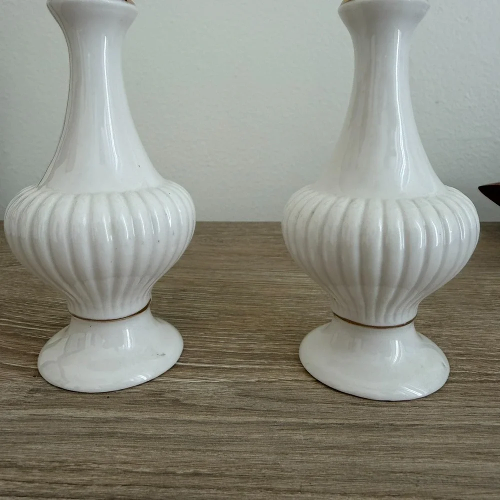 Porcelane Collection Salt &‎ Pepper Shakers Ribbed White Gold Trim 5 5/8